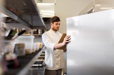 Kühlschrank richtig reinigen: Hygiene und Pflege von Kühlgeräten in der Gastronomie