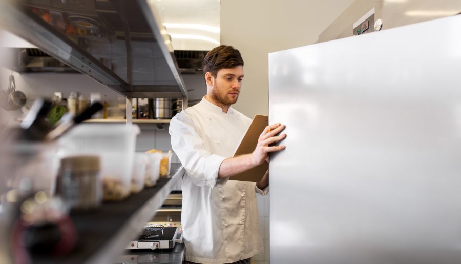Kühlschrank richtig reinigen: Hygiene und Pflege von Kühlgeräten in der Gastronomie